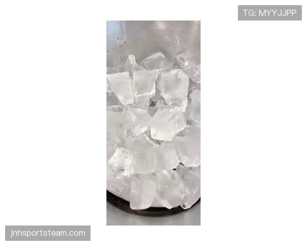杨千霖训练完直接啃冰块降温，这自律狠人连喝水都算卡路里？